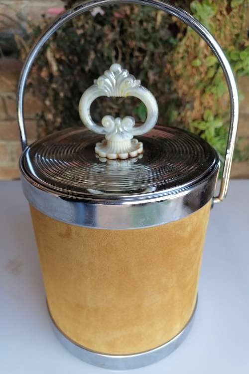 Ice bucket with crest