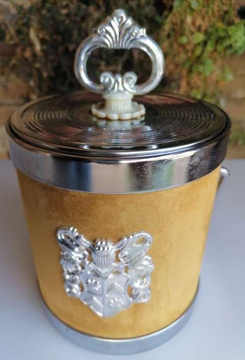 Ice bucket with crest