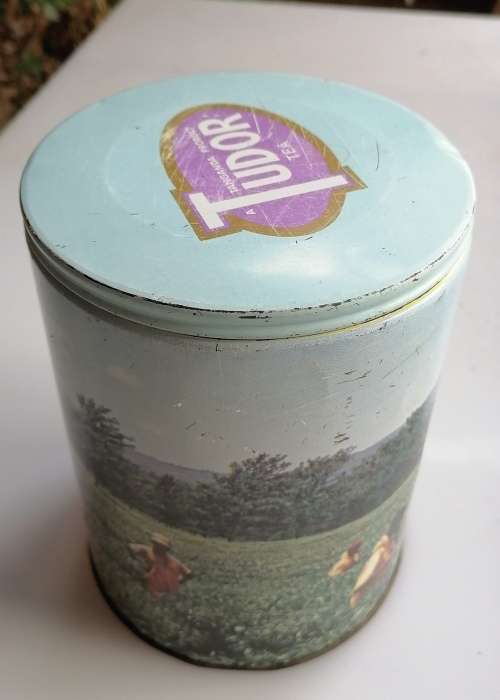 Tudor tea tin