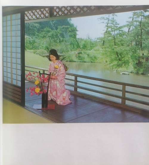 Japanese flower arrangement by Wafu Teshigahara