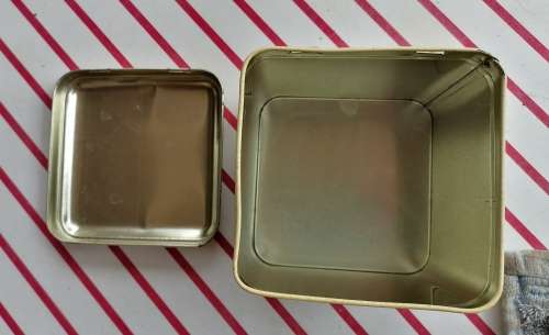 Anchor yeast tin