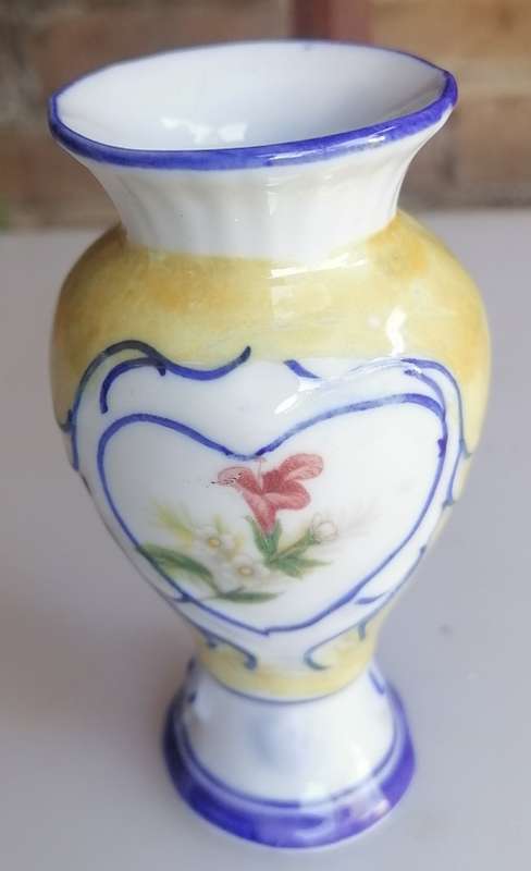 Small vase ornament