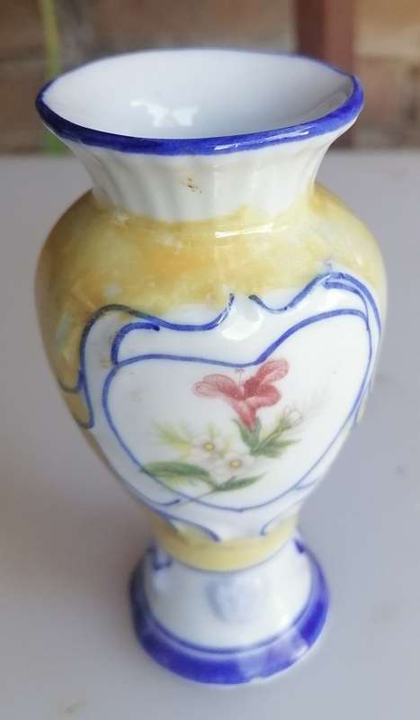 Small vase ornament