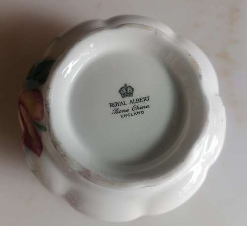 Royal Albert bone china England: Milk jug and sugar bowl