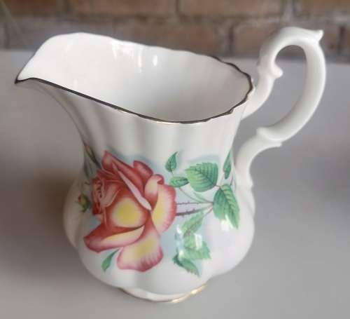 Royal Albert bone china England: Milk jug and sugar bowl