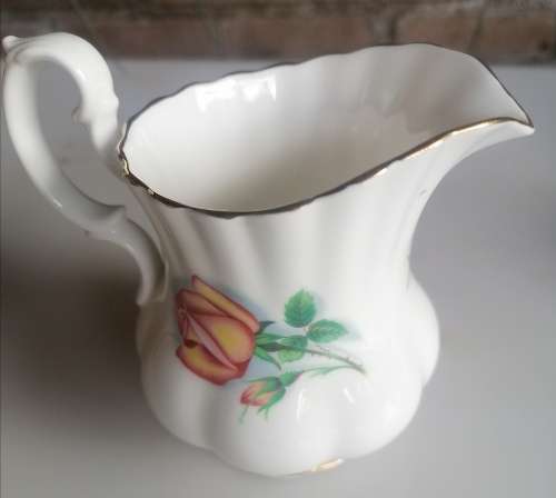 Royal Albert bone china England: Milk jug and sugar bowl