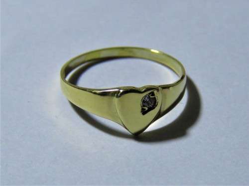 9ct Heart Shaped Signet Ring Set With a Small Diamond. 1.3g Excellent Condition.