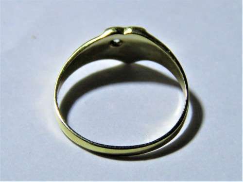 9ct Heart Shaped Signet Ring Set With a Small Diamond. 1.3g Excellent Condition.