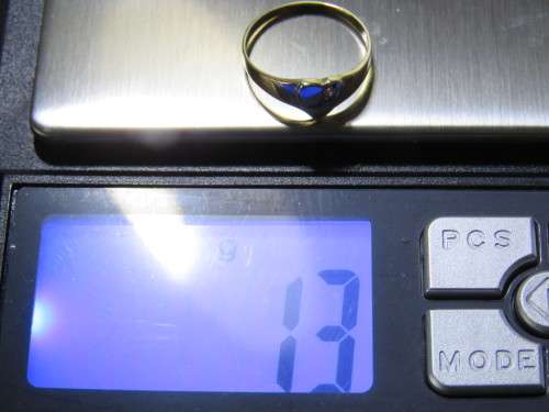 9ct Heart Shaped Signet Ring Set With a Small Diamond. 1.3g Excellent Condition.