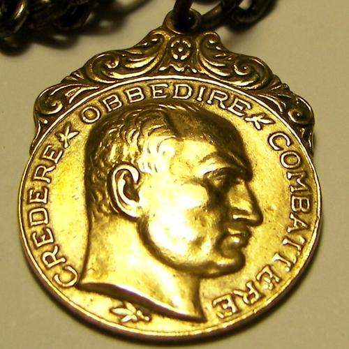 WWII~WW2~ITALIAN MEDAL~BRONZE~BENITO MUSSOLINI~"CREDERE OBBEDIRE COMBATTERE"(Believe-Obey-Fight)