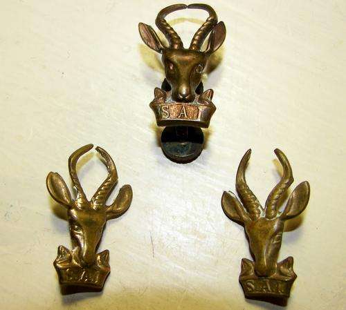 SADF~SAI~SOUTH AFRICAN INFANTRY~BRASS COLLAR AND CAP BADGES~PINS INTACT