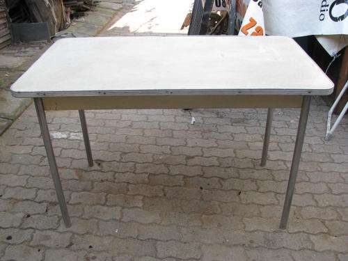 A 1960'S VINTAGE MELAMINE KITCHEN TABLE.............GORGEOUS RETRO ITEM @CRRAAAZY R1 START
