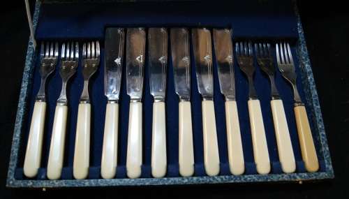 *REDUCED* Bone Handled Fish Set