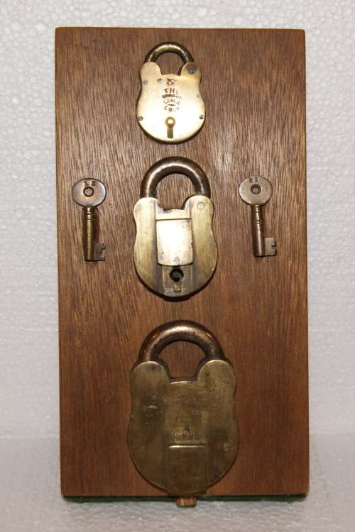 Wall Hanging Antique  Brass Locks and Keys @@@ CCCRRRAAAZZZYYY R1 START!!
