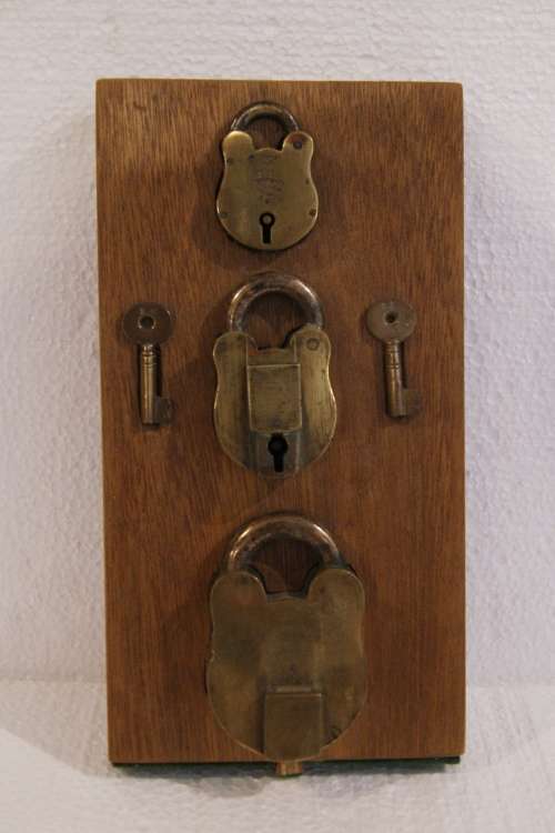 Wall Hanging Antique  Brass Locks and Keys @@@ CCCRRRAAAZZZYYY R1 START!!