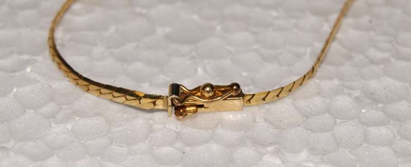 9ct Gold Bracelet with Safety Clasp @@@ CCCRRRAAAZZZYYY R1 START!!!