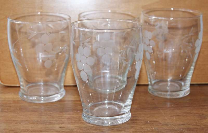 Set of 4 Grape Pattern Neat Glasses
