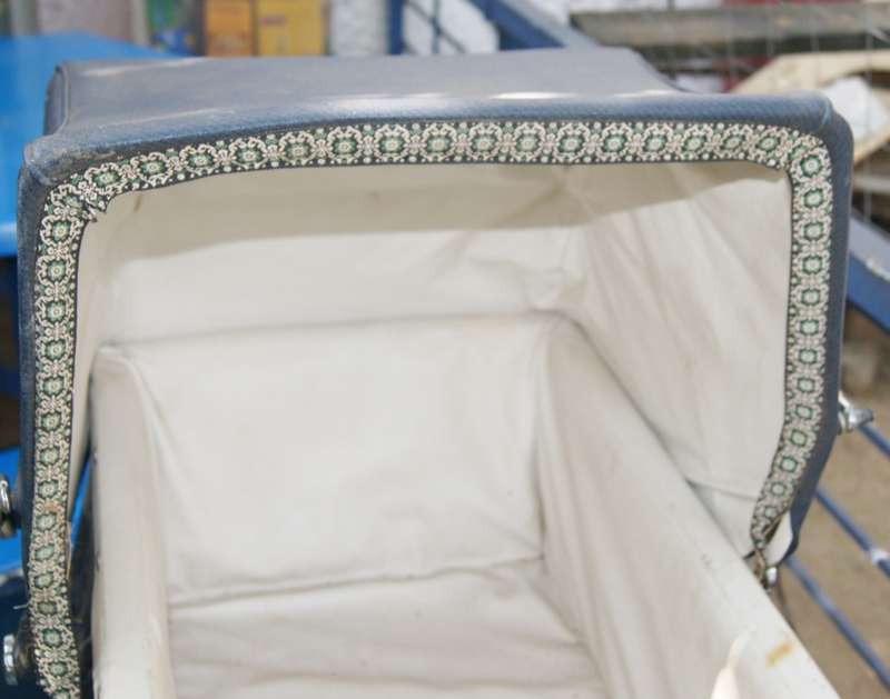 Pedigree 1950`s Pram with Detachable Cradle