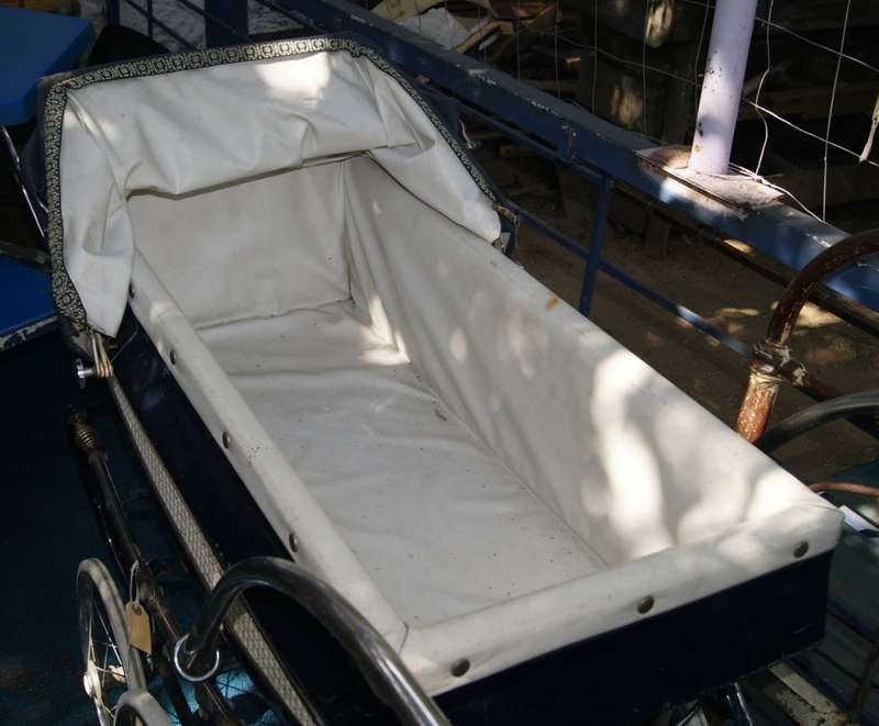 Pedigree 1950`s Pram with Detachable Cradle