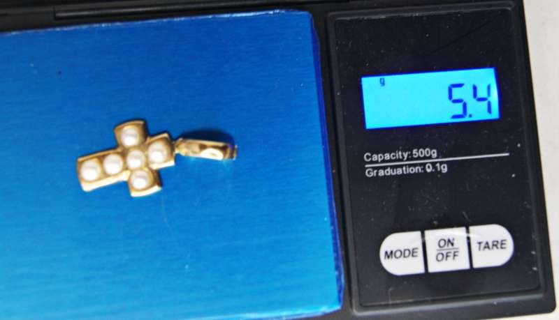9ct Gold and Pearl Cross Pendant (5.4g)