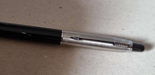 Beautiful and elegant silver arrow Parker with a free Parker thrown in