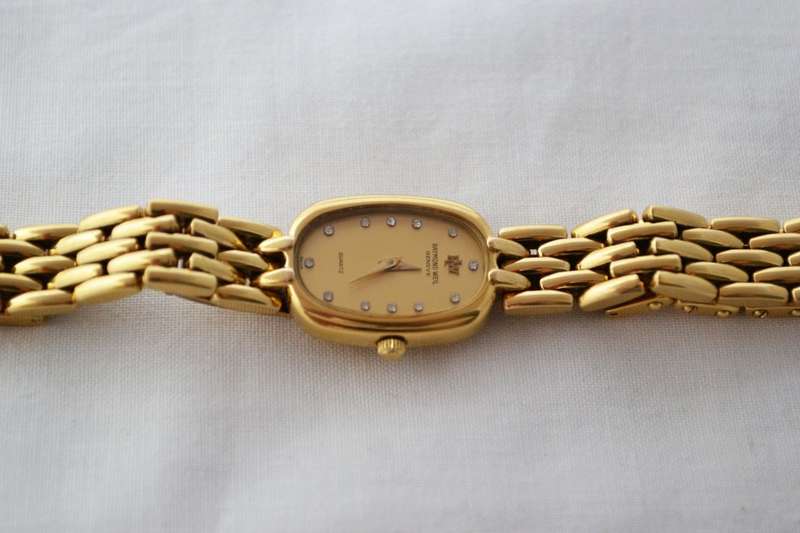 Vintage Raymond Weil Geneve Gold Plated Quartz Ladies Petite Watch 905