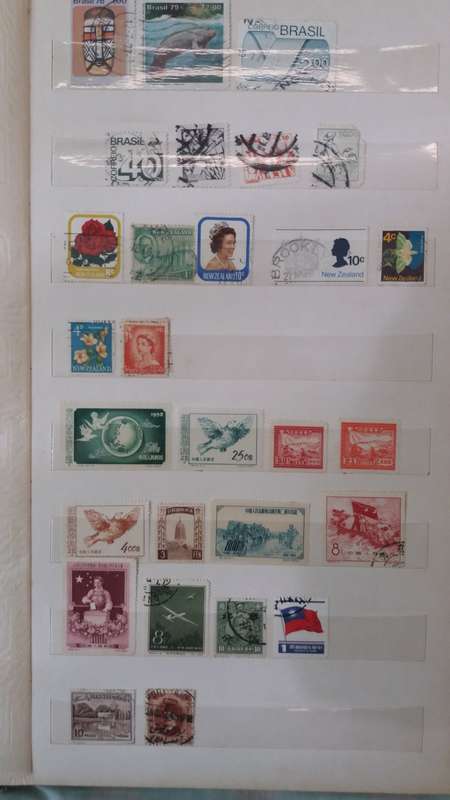 World Stamps  +- 372 stamps in Sailing Boat Album 14 pages