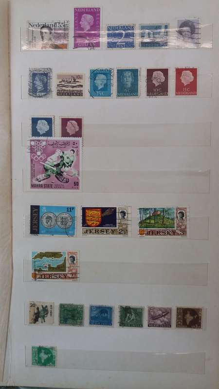 World Stamps  +- 372 stamps in Sailing Boat Album 14 pages
