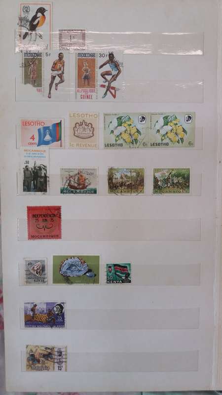 World Stamps  +- 372 stamps in Sailing Boat Album 14 pages