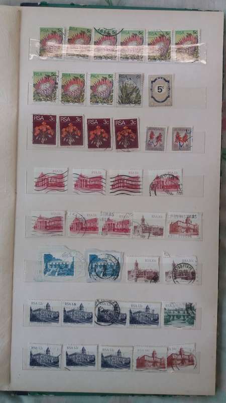 World Stamps  +- 372 stamps in Sailing Boat Album 14 pages