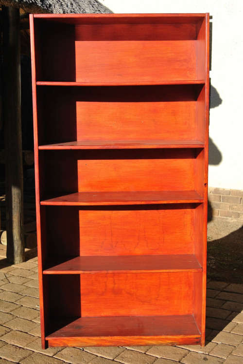 STAINED PINE BOOKCASE WITH 5 SHELVES IN GOOD CONDITION