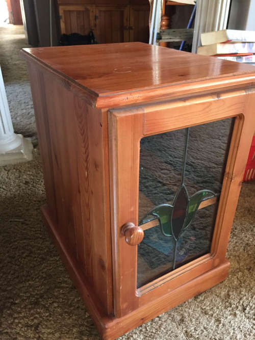 BEAUTIFUL OREGON CD CABINET WITH DECORATED LEAD DOOR GREAT CONDITION