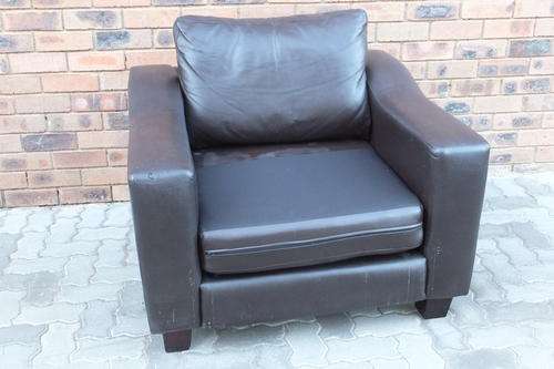R E D U C E D OH SO COMFORTABLE LEATHER LOUNGER CHAIR