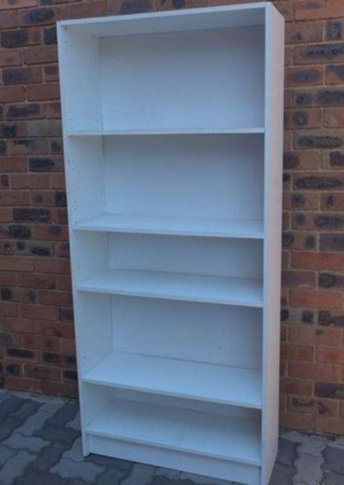 WHITE WOODEN BOOKSHELF WITH ADJUSTABLE SHELVES IN EXCELLENT CONDITION