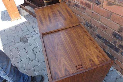 LOVELY CABINET FOR HOLDING FILES AND STORAGE FACILITIES IN GOOD CONDITION