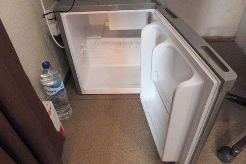 SMALL BUT ALMOST NEW BAR FRIDGE IN PERFECT CONDITION