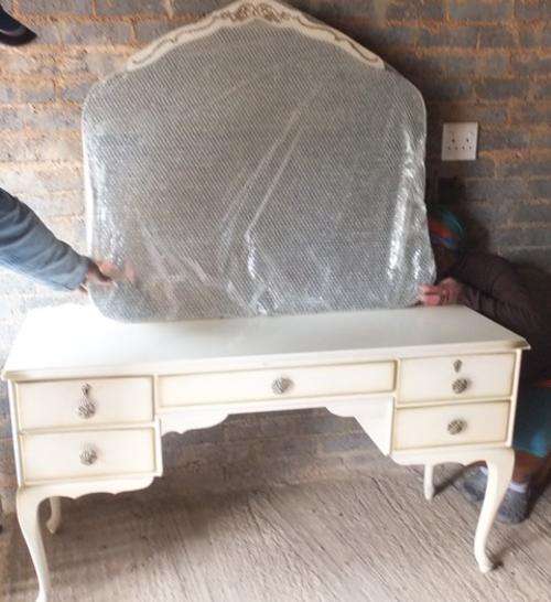 EXQUISITE IVORY DRESSING TABLE WITH 5 DRAWERS, ORNATE MIRROR WITH GOLD BEADING IN GREAT CONDITION