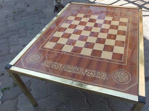 Reduced AWESOME RETRO CHESS TABLE SET IN A BRASS STAND IN GOOD CONDITION. AWESOME TO SEE