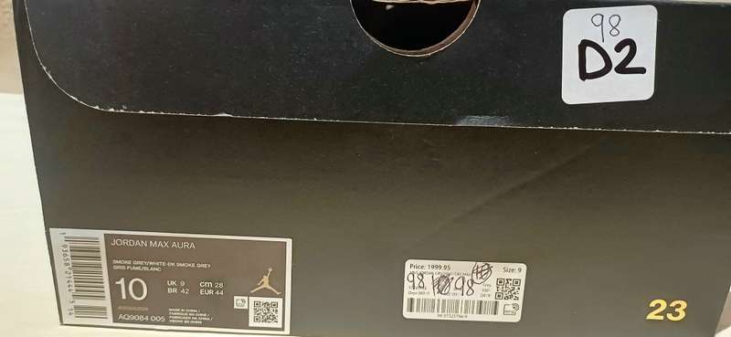 Jordan Max Aura, size 10 US, smoke Grey/White