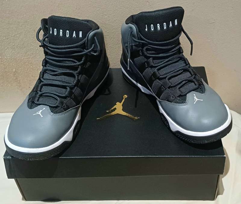 Jordan Max Aura, size 10 US, smoke Grey/White