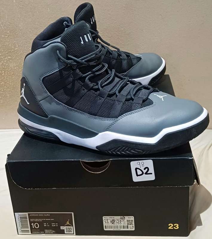 Jordan Max Aura, size 10 US, smoke Grey/White
