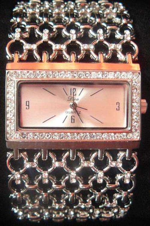 STUNNING WOMENS QUARTZ SILVER WATCH!!