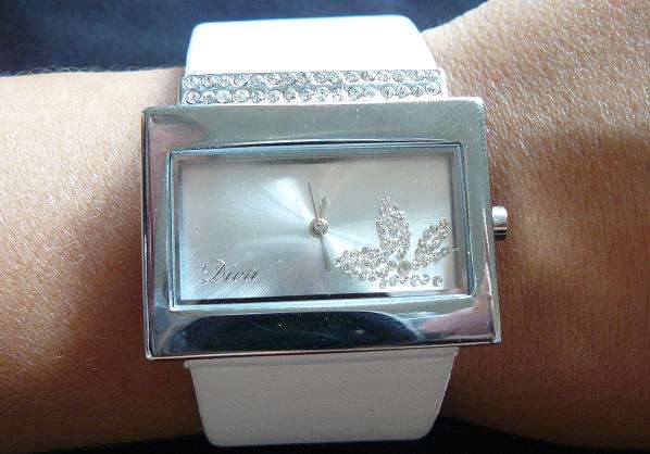 WHITE WOMENS WATCH WITH LEATHER STRAP
