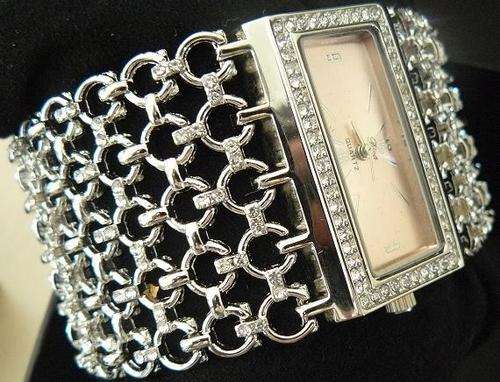 STUNNING WOMENS QUARTZ SILVER WATCH!!