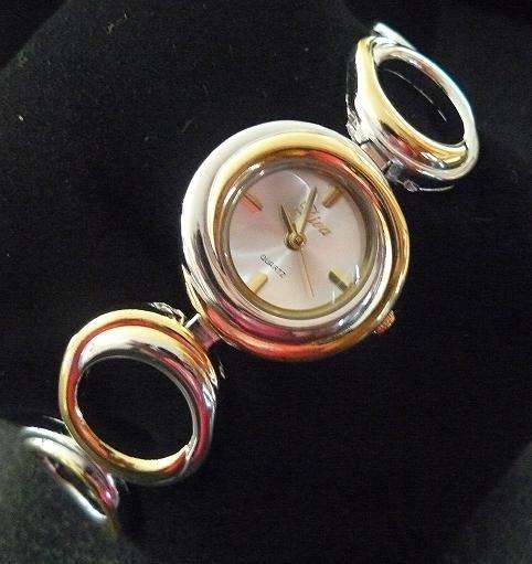 WOMENS GOLD QUARTZ WATCH **BeAuTiFuL**