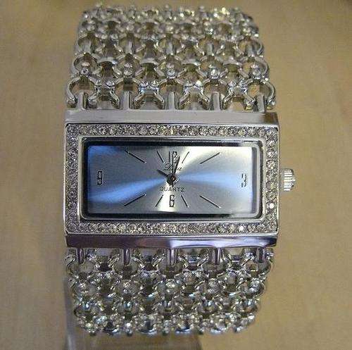 STUNNING WOMENS QUARTZ SILVER WATCH!!