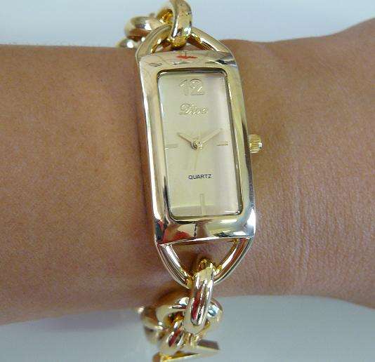 **STUNNING GOLD QUARTZ WATCH WITH CHARMS**
