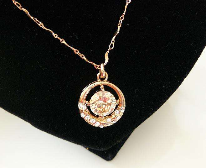 GOLD CHAIN WITH STUNNING PENDANT