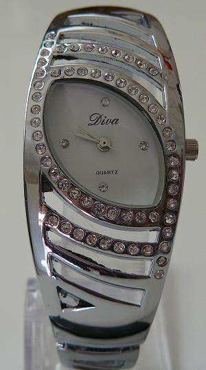 * NEW* SILVER QUARTZ WATCH - Beautiful!!!!!
