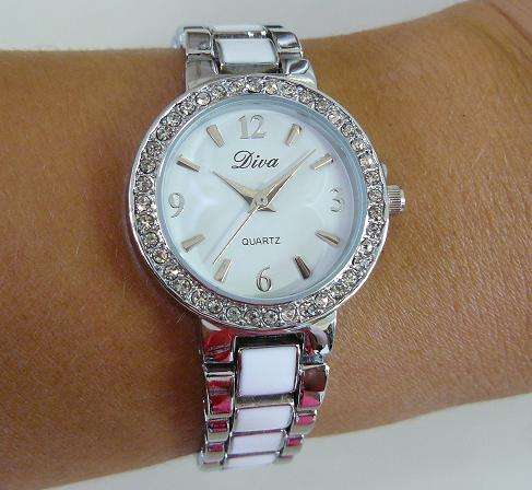 **Silver & White QUARTZ WATCH**